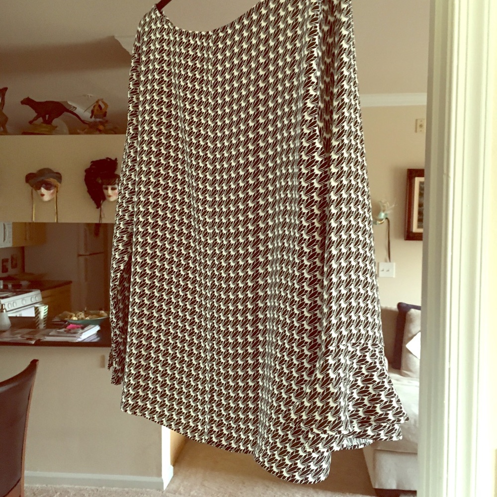 Women’s black and white blouse